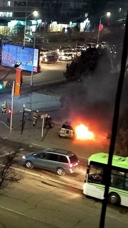 У перекрестка в Актау загорелся автомобиль