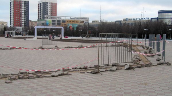 Часть площади огородили в Актау