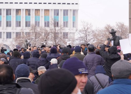 Сотни человек пришли на акцию памяти жертв январских событий в Алматы