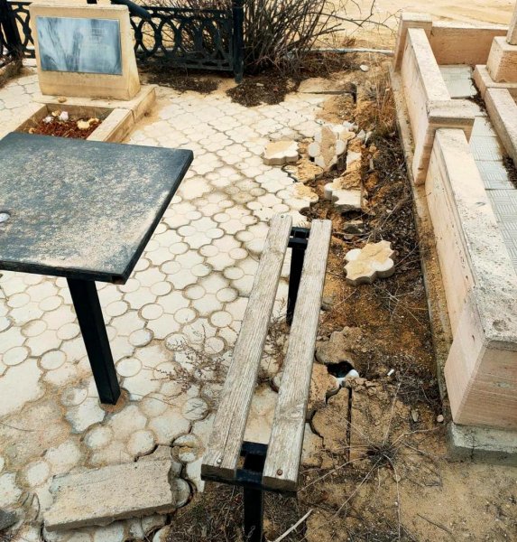 Кражи оградок участились на кладбище в Актау