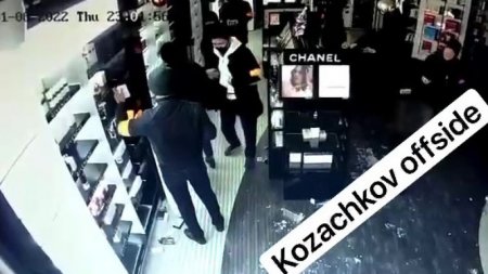 Беспорядки в Алматы: видео разграбления аэропорта людьми в форме проверяет полиция