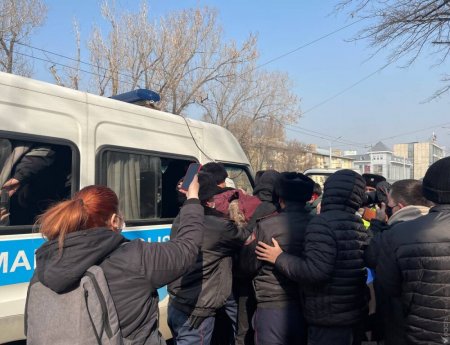 Полиция задержала участников акции протеста у консульства России в Алматы