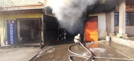 В Актау произошёл пожар на СТО