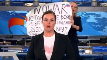 Девушка с антивоенным плакатом зашла в кадр во время выпуска новостей Первого канала