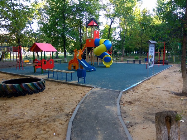 Тяп-ляп и готово! Жительница  Актау пожаловалась на качество новой детской площадки