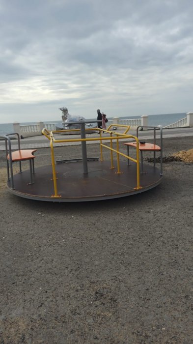 На набережной Актау начали устанавливать тренажёры для людей с ограниченными возможностями