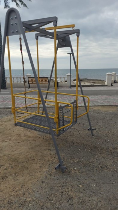 На набережной Актау начали устанавливать тренажёры для людей с ограниченными возможностями