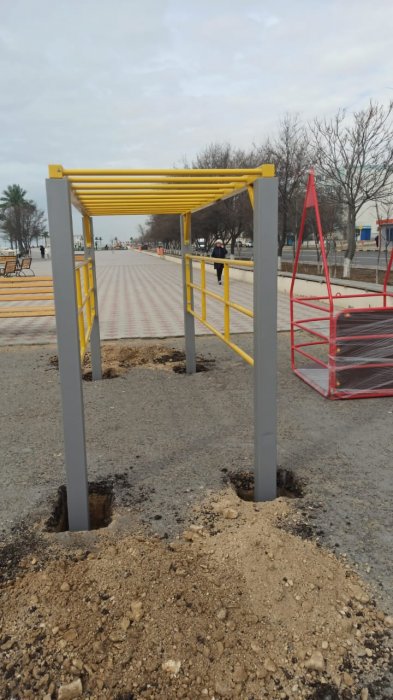 На набережной Актау начали устанавливать тренажёры для людей с ограниченными возможностями