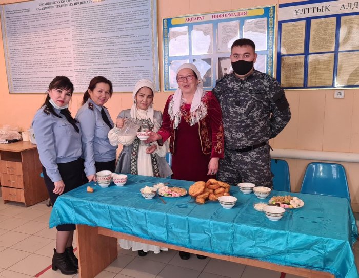 Посетителей СИЗО в Актау встречали с баурсаками и шубатом