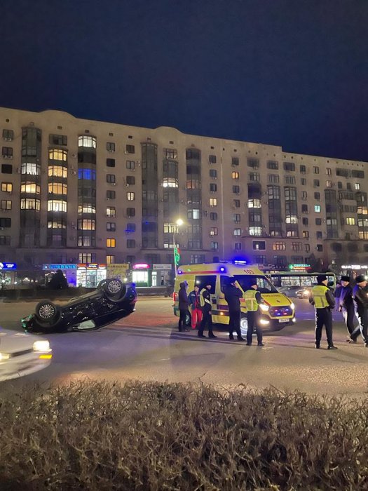 Автомобиль перевернулся в результате аварии в Актау