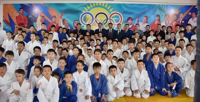 Аким Мангистауского района на свои деньги приобрел спортивную форму для сельчан