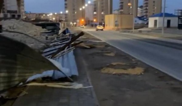 Непогода в Мангистау: Последствия сильного ветра сняли на видео и фото