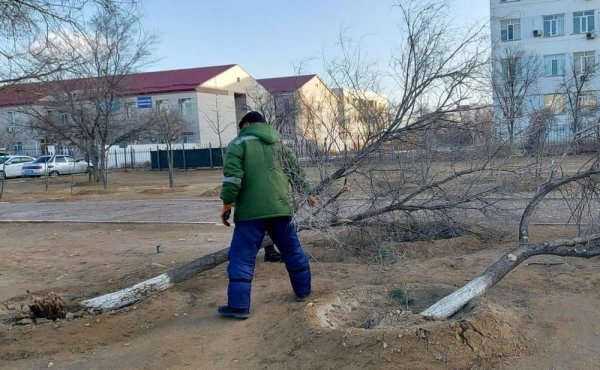 Ветер в Актау: Коммунальщики восстанавливают город