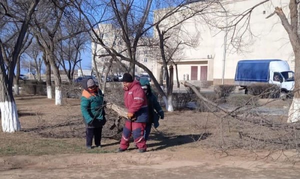 Ветер в Актау: Коммунальщики восстанавливают город