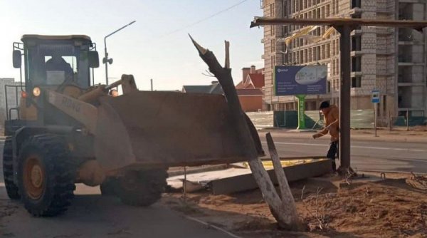Ветер в Актау: Коммунальщики восстанавливают город