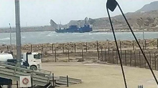 Баржу прибило к берегу в Мангистау