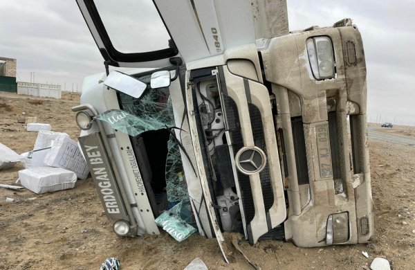 Фура опрокинулась в пригороде Актау: пострадал водитель