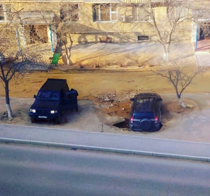 В Актау под автомобилем провалилась  земля