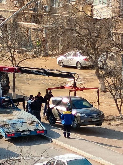 В Актау под автомобилем провалилась  земля