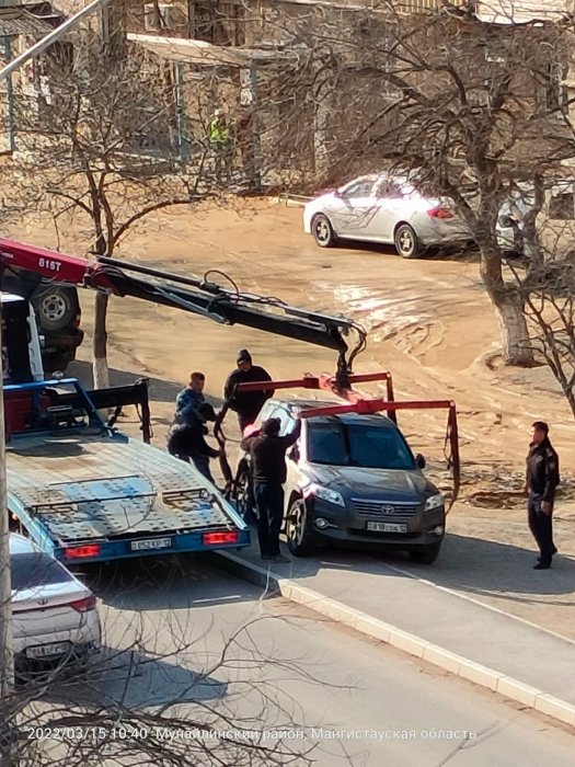 В Актау под автомобилем провалилась  земля