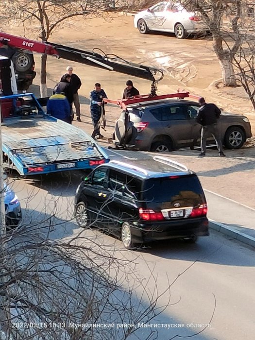 В Актау под автомобилем провалилась  земля