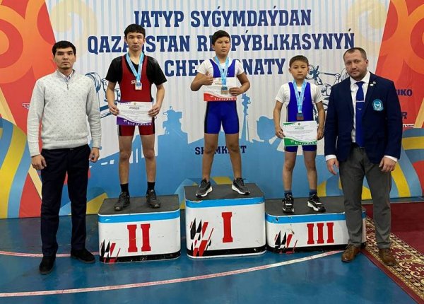 Спортсменка из Актау первой в истории Казахстана осилила штангу весом 200 килограммов