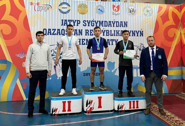 Спортсменка из Актау первой в истории Казахстана осилила штангу весом 200 килограммов