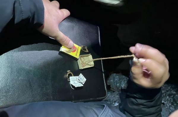 Угрожал ножом ребенку: мужчина в маске украл сейф с 24 миллионами тенге в Мангистау