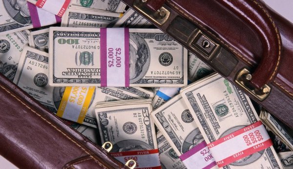 Мужчина хотел провезти через порт Курык более 20 тысяч долларов