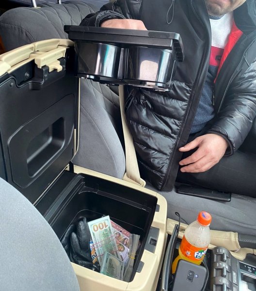 Мужчина хотел провезти через порт Курык более 20 тысяч долларов