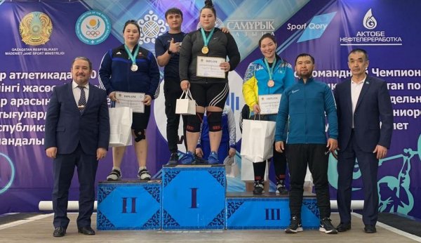 15-летная штангистка из Актау взяла «бронзу» на чемпионате страны