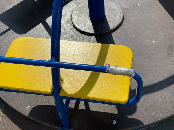 Тяп-ляп и готово! Жительница  Актау пожаловалась на качество новой детской площадки