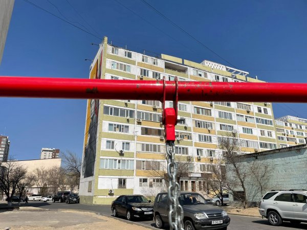 Тяп-ляп и готово! Жительница  Актау пожаловалась на качество новой детской площадки