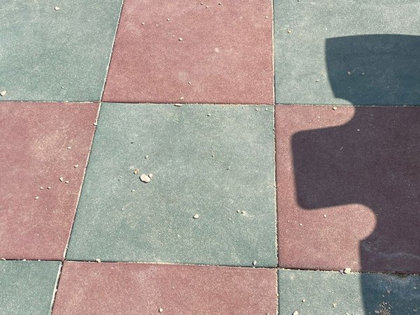 Тяп-ляп и готово! Жительница  Актау пожаловалась на качество новой детской площадки