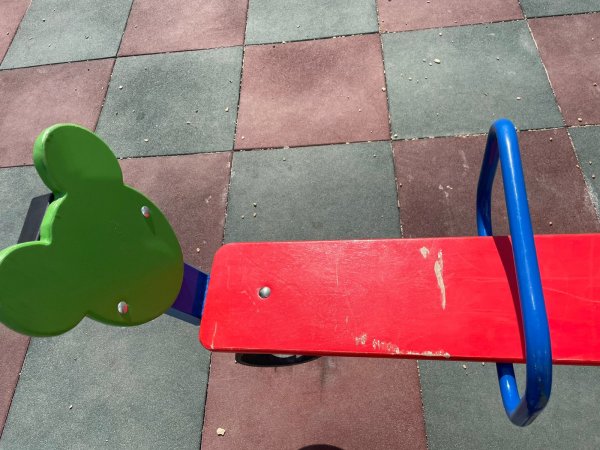 Тяп-ляп и готово! Жительница  Актау пожаловалась на качество новой детской площадки