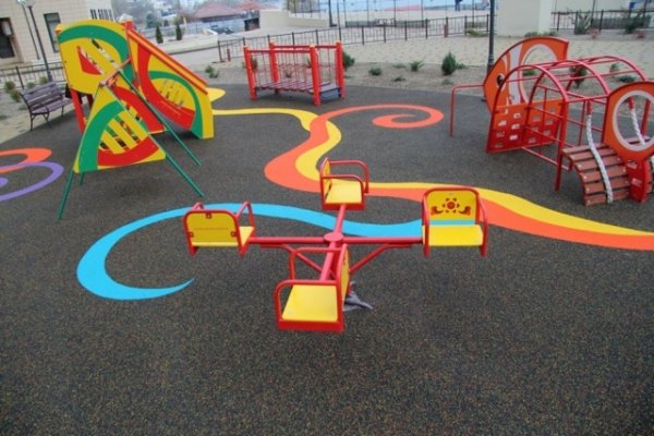 Тяп-ляп и готово! Жительница  Актау пожаловалась на качество новой детской площадки