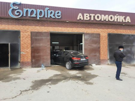 Перепутал педали: в Жанаозене водитель Kia Rio после ДТП влетел в автомойку и сбил работницу