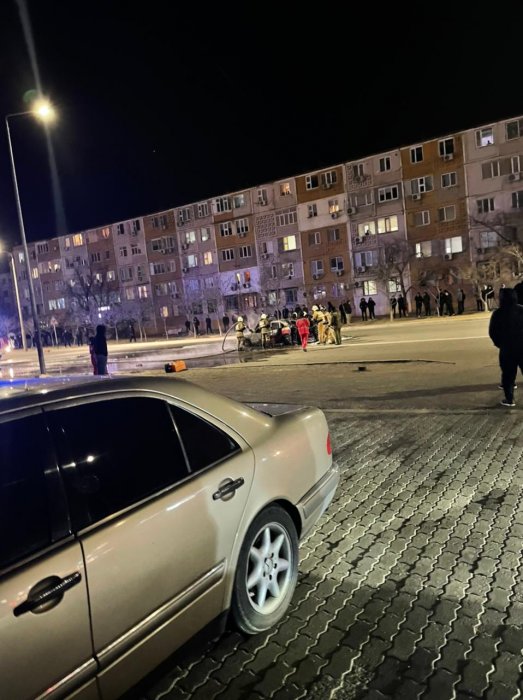 Полыхающий в Актау автомобиль попал на видео