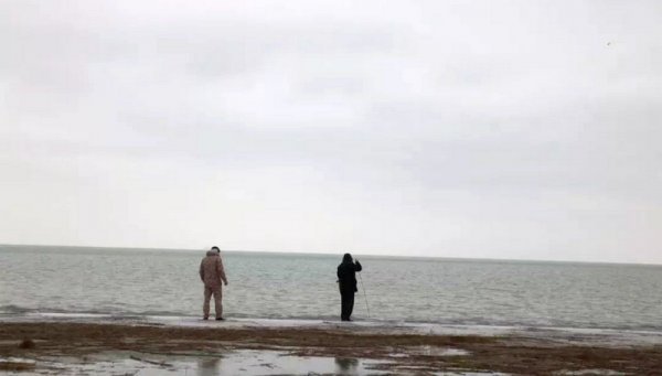 Пятна от нефтепродуктов искали спасатели на Каспии