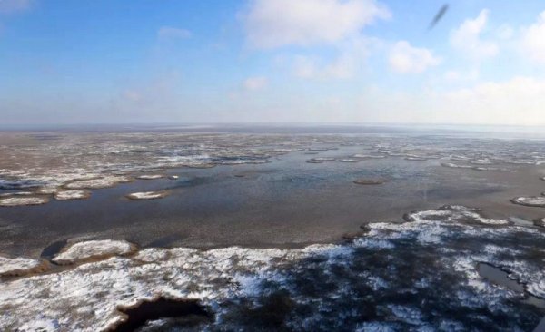 Пятна от нефтепродуктов искали спасатели на Каспии