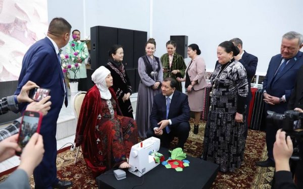 С рождения не имеющая рук швея провела тренинг в Жанаозене