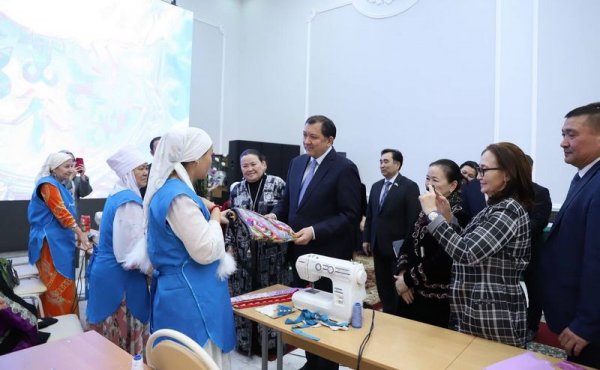 С рождения не имеющая рук швея провела тренинг в Жанаозене