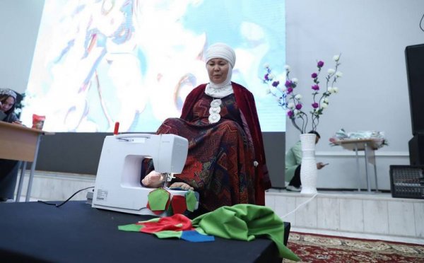 С рождения не имеющая рук швея провела тренинг в Жанаозене