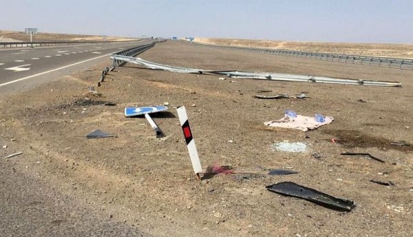 Снёс дорожное ограждение в Мангистау: Водитель травмировался