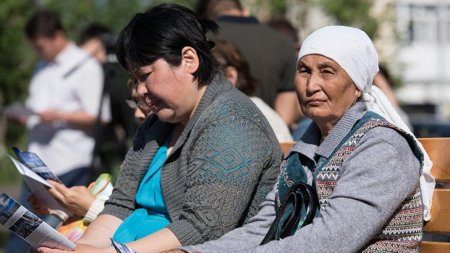 Снизить пенсионный возраст женщин и закрепить его в Конституции предложили в Казахстане