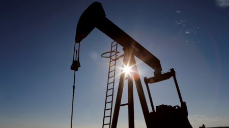 Какую цену на нефть заложит правительство в поправках бюджета