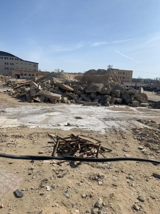 Задыхаются от пыли: жители Актау пожаловались на стройку в 8 микрорайоне