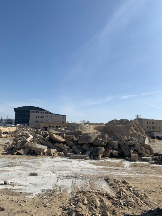 Задыхаются от пыли: жители Актау пожаловались на стройку в 8 микрорайоне