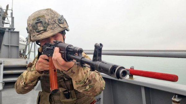 Учения проводят моряки на Каспии