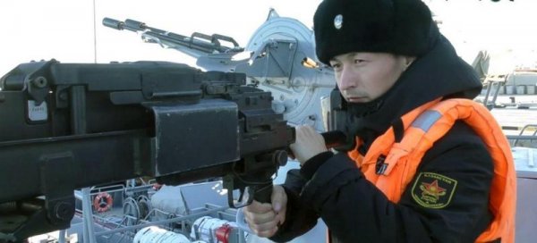 Учения проводят моряки на Каспии